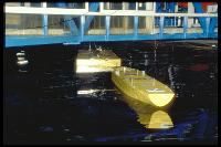 Test de houle sur des maquettes de barge et de méthanier dans le bassin d'essai de Brest