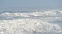 Mer blanchie par l'écume lors d'une tempête en Bretagne