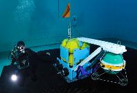 Plongée en bassin d'essais pour le test des sismomètres OBS (Ocean Bottom Seismometer)