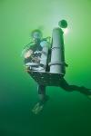 Plongeur déplaçant un carottier pour l'étude de faciès sédimentaires sous-marins