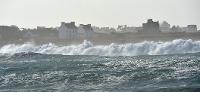 Vagues déferlant sur le littoral lors d'une tempête en Bretagne