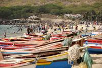 Barques sur la plage de Praia aux îles du Cap-Vert