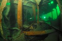 Plongeur explorant l'intérieur de l'épave du baliseur Emile Allard