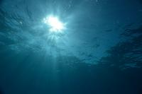 Reflet du soleil sur la mer Méditerranée