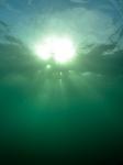 Rayons du soleil à la surface de l'eau en Méditerranée