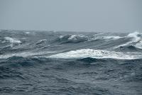 Vagues de tempête en mer Méditerranée