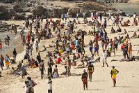 Foule sur la plage de Praia aux îles du Cap-Vert