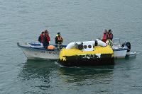 Remorquage du prototype houlomoteur Seaturns avant sa sortie de l'eau à Sainte Anne du Portzic