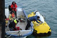 Préparation du prototype houlomoteur Seaturns pour sa sortie de l'eau à Sainte Anne du Portzic