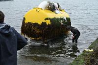 Sortie de l'eau du prototype houlomoteur Seaturns à Sainte Anne du Portzic