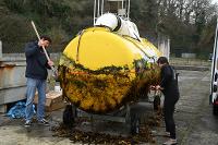 Nettoyage du biofouling accumulé sur le prototype houlomoteur Seaturns après sa sortie de l'eau à Sainte Anne du Portzic